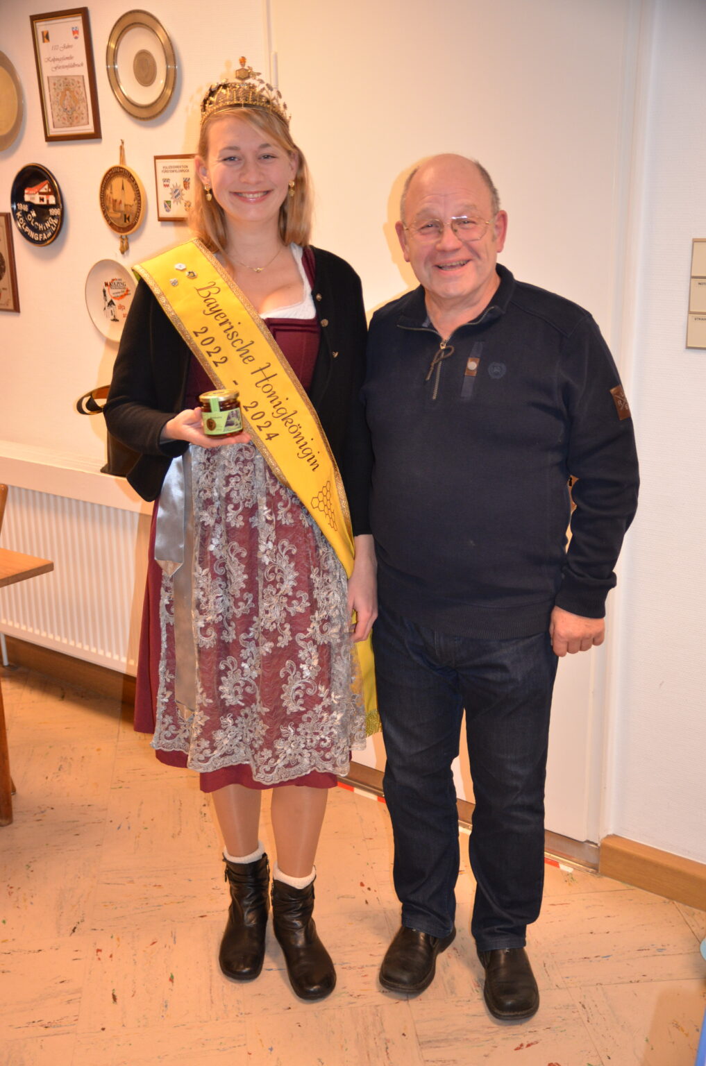 Bayerische Honigkönigin Victoria I und 1. Vorstand Walter Dürl